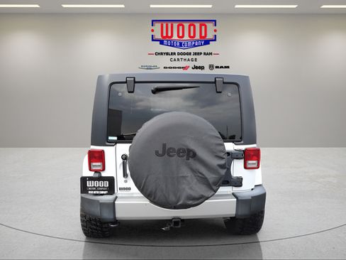 Used 2017 Jeep Wrangler Unlimited Sahara w/ Connectivity Group AWD/4WD image 4