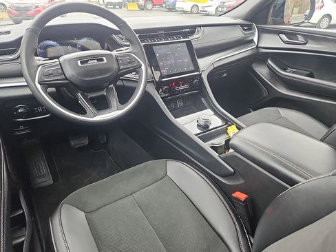 Used 2025 Jeep Grand Cherokee Altitude image 3