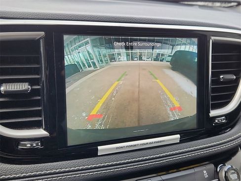 Used 2022 Chrysler Pacifica Touring-L w/ S Appearance Package image 18