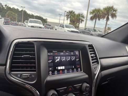 Used 2019 Jeep Grand Cherokee Laredo image 25