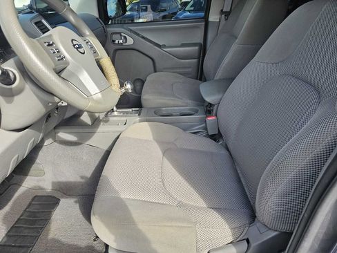 Used 2019 Nissan Frontier SV image 2