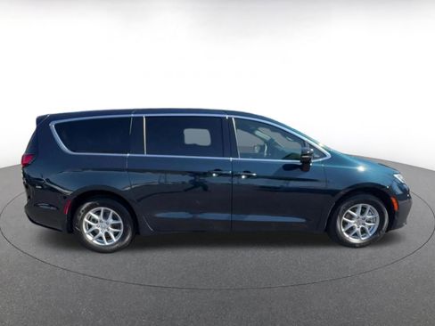 Used 2025 Chrysler Pacifica Select image 16