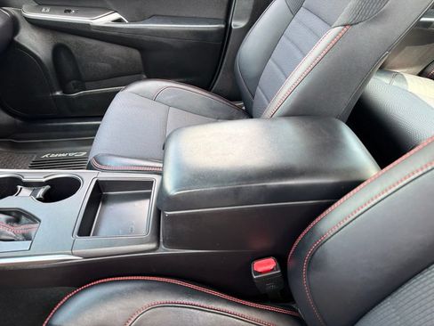 Used 2017 Toyota Camry SE w/ Moonroof Package FWD image 13