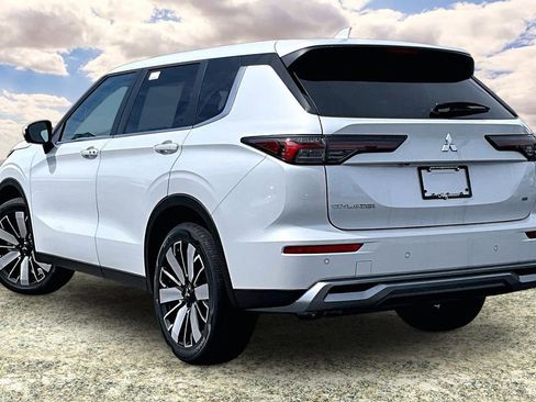 New 2026 Mitsubishi Outlander FWD image 3