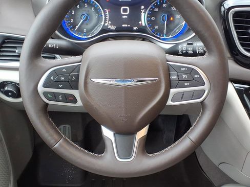 Used 2017 Chrysler Pacifica Touring-L Plus w/ Tire & Wheel Group image 13