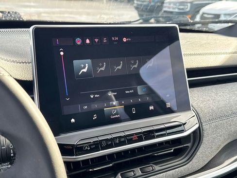 Used 2024 Jeep Compass Latitude image 23