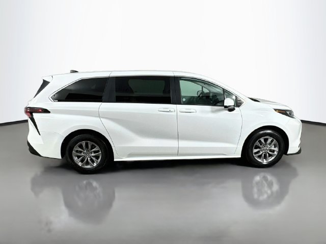 Used 2025 Toyota Sienna LE FWD image 5