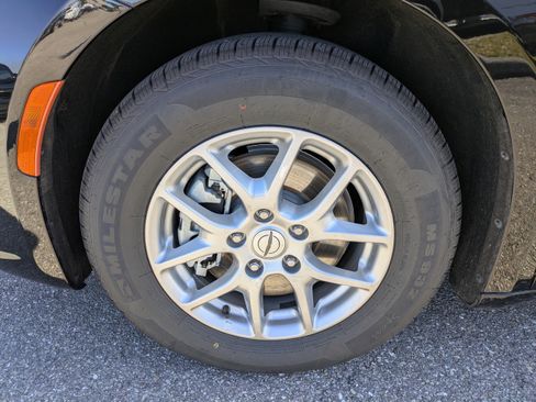 Used 2024 Chrysler Pacifica Touring-L image 11