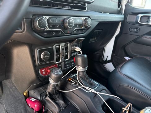 Used 2025 Jeep Wrangler Unlimited Rubicon AWD/4WD image 19