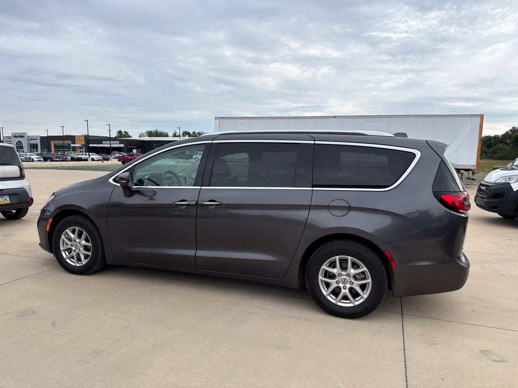 Used 2021 Chrysler Pacifica Touring-L FWD image 38