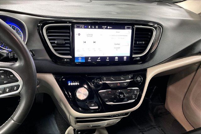 Used 2023 Chrysler Pacifica Touring-L FWD image 4