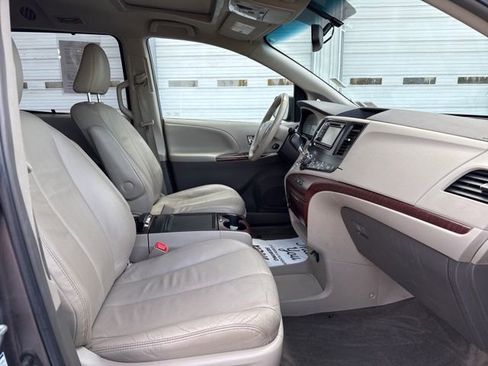 Used 2014 Toyota Sienna XLE AWD/4WD image 11
