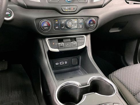 Used 2024 GMC Terrain SLE w/ Driver Convenience Package image 9