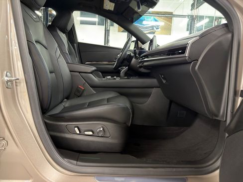 Certified 2025 Cadillac XT4 Sport FWD image 36
