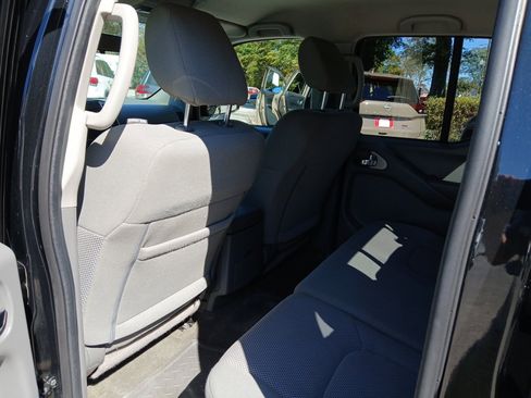 Used 2018 Nissan Frontier SV image 12