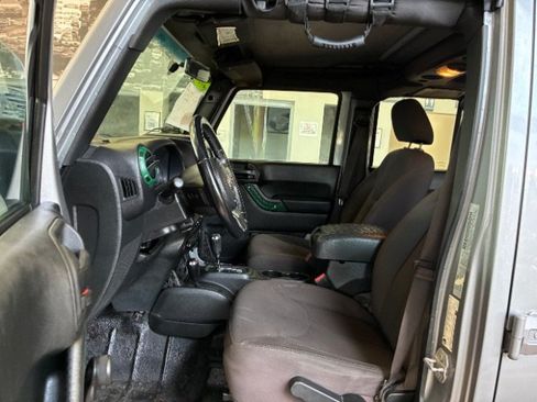 Used 2017 Jeep Wrangler Unlimited Sport w/ Connectivity Group AWD/4WD image 12