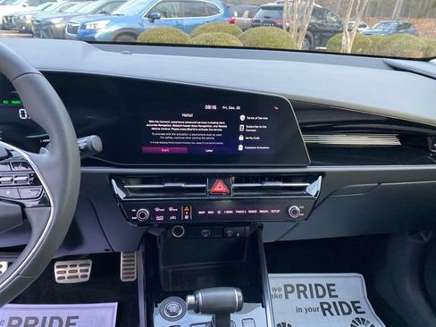 Used 2023 Kia Niro SX Touring image 11