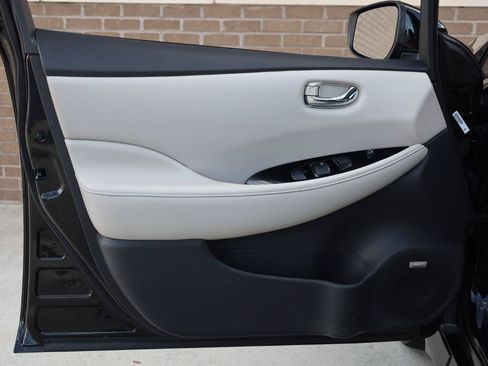 Used 2018 Nissan Leaf SL w/ SL Technology Package FWD image 12