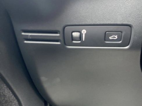 Used 2022 Volvo XC40 T4 R-Design w/ Climate Package image 17