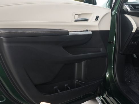 Used 2025 Toyota Sienna Platinum image 20