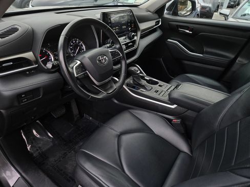 Used 2022 Toyota Highlander XLE AWD/4WD image 7