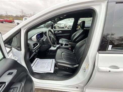 Used 2024 Chrysler Pacifica Touring-L w/ S Appearance Package image 11