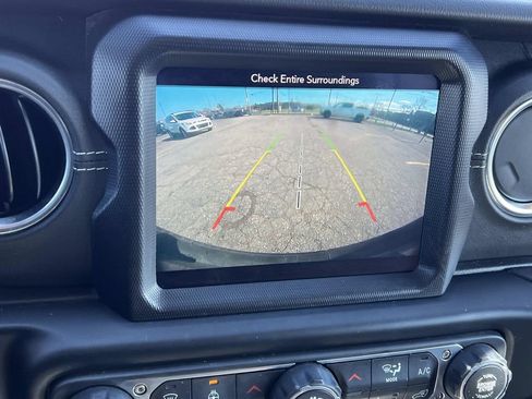 Used 2019 Jeep Wrangler Unlimited Sahara AWD/4WD image 19