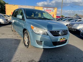 Used 2010 Volkswagen Routan SE image 1