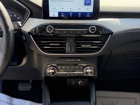 Used 2021 Ford Escape SE w/ SE Sport Appearance Package image 16