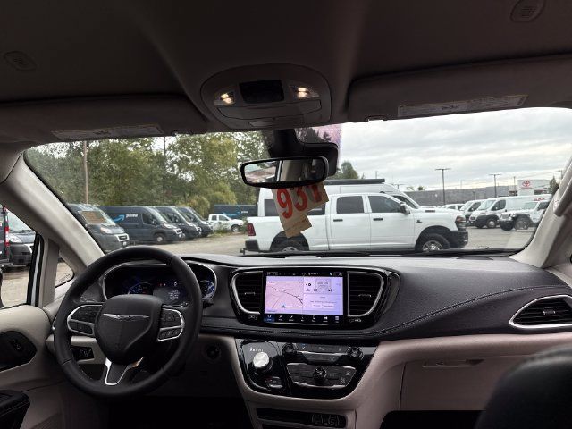 Used 2024 Chrysler Pacifica Limited FWD image 11