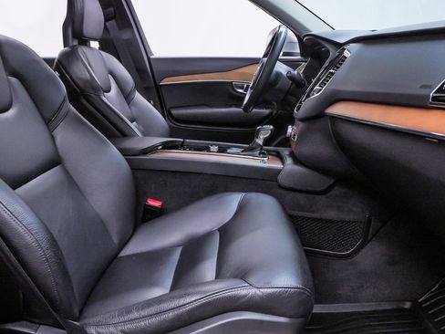 Used 2021 Volvo XC90 T6 Momentum w/ Advanced Package image 15