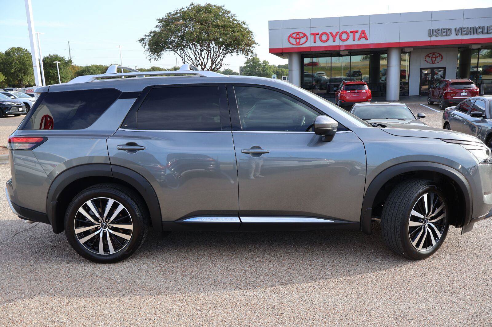 Used 2025 Nissan Pathfinder Platinum w/ Cargo Package FWD image 2