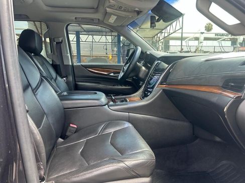 Used 2017 Cadillac Escalade ESV Premium Luxury AWD/4WD image 36