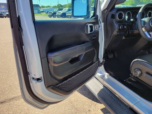 Used 2023 Jeep Wrangler Unlimited Sahara w/ Cold Weather Group AWD/4WD image 6