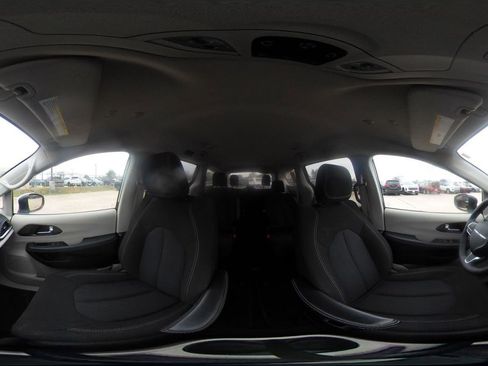 Used 2023 Chrysler Voyager LX image 45