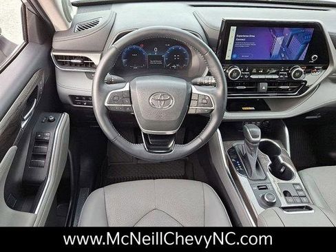 Used 2023 Toyota Highlander L image 11