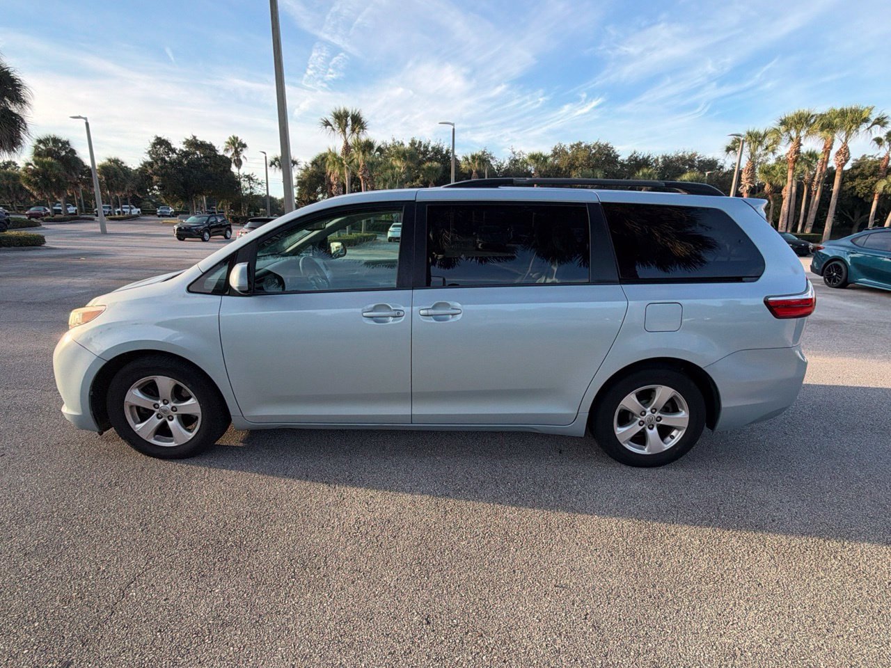 Used 2016 Toyota Sienna LE FWD image 2