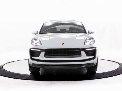 Certified 2022 Porsche Macan image 10
