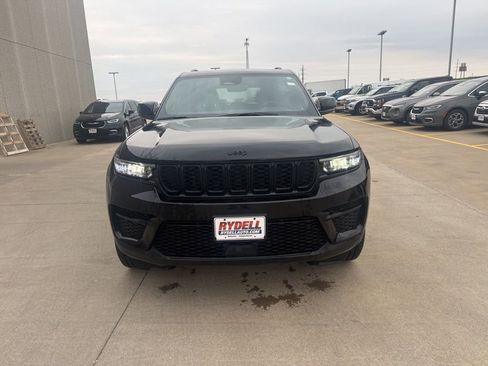 Used 2025 Jeep Grand Cherokee Altitude AWD/4WD image 2