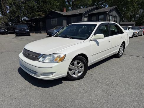 Used 2000 Toyota Avalon XL image 1