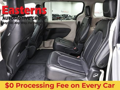Used 2023 Chrysler Pacifica Touring-L FWD image 23