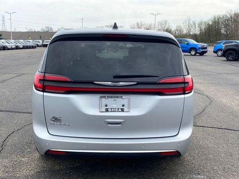 Used 2024 Chrysler Pacifica Touring-L FWD image 4