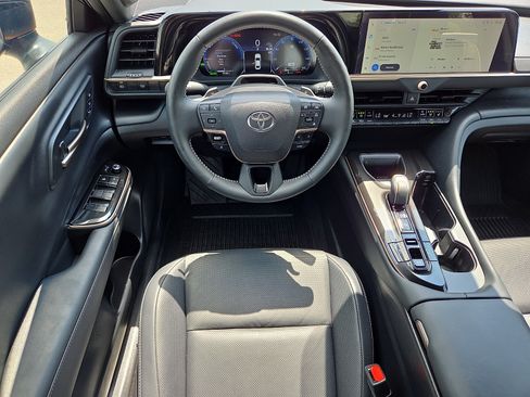 Used 2024 Toyota Crown Platinum AWD/4WD image 11