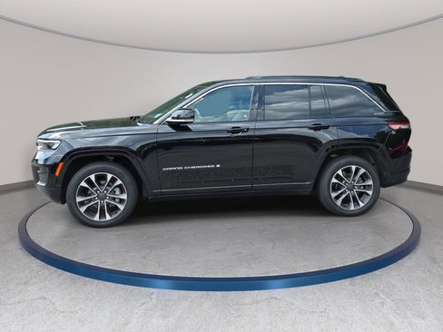 Used 2025 Jeep Grand Cherokee Overland w/ Trailer Tow Package AWD/4WD image 3