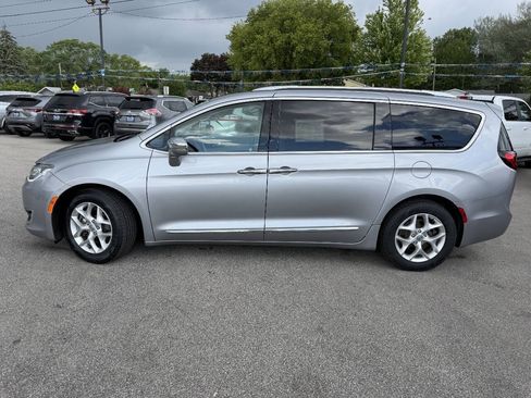 Used 2020 Chrysler Pacifica Limited FWD image 2