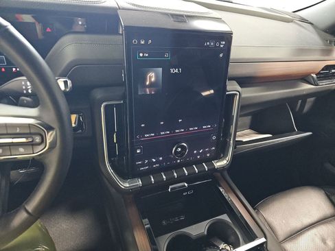 Used 2025 GMC Yukon Denali AWD/4WD image 13