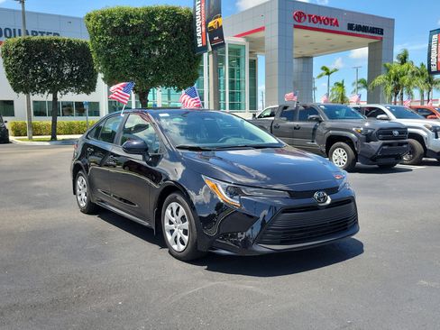 Used 2025 Toyota Corolla LE FWD image 2