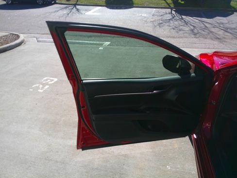 Used 2022 Toyota Camry SE image 17