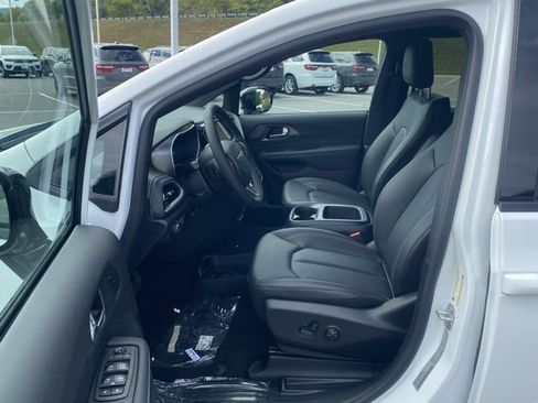 New 2026 Chrysler Pacifica Select image 16