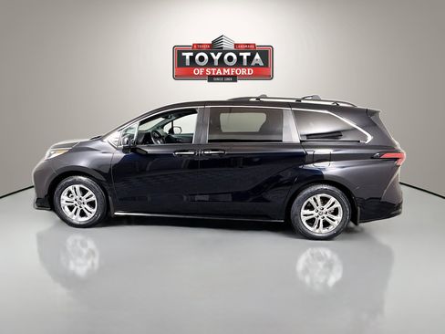 Certified 2022 Toyota Sienna XSE image 4